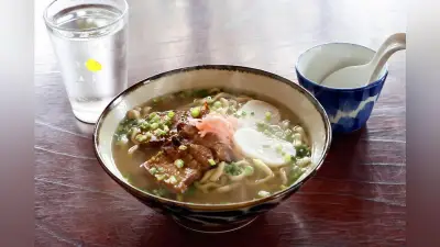 秋田の古民家で味わう沖縄そば あっさりスープに深み