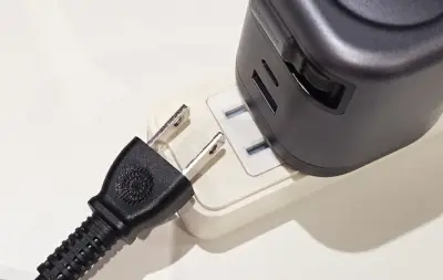 隣と干渉しない電源タップ『700-TAP082-15W』が話題、自由な向きで差し込み可能
