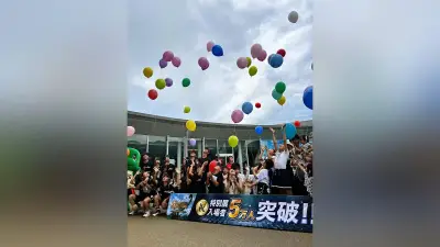 竜脚類特別展が入場5万人突破、記念式典で風船飛ばす
