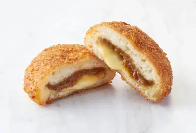 セブンからとろけるチーズカレーパン新発売、30種スパイス使用