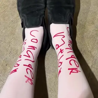 知的障害の弟の文字を洋服に、パリコレ参加の姉が語る「障害との距離感を変えたい」