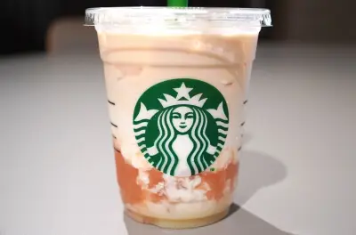スタバ新作「ピーチ クリーミー ティー ラテ」実食レビュー！カスタムなしで楽しむ桃のミルクティー