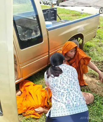 タイ女性看護師、僧侶に触れる戒律破り救命処置 事故で10人死亡