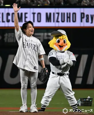T.M.Revolution、鷹祭でノーバン投球！ハリーホークに筋肉アドバイス「デカいだけじゃない」