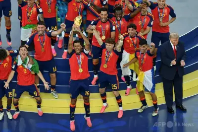 トランプ米大統領、W杯決勝でブーイング浴びながら表彰台に居残り スポットライト独占