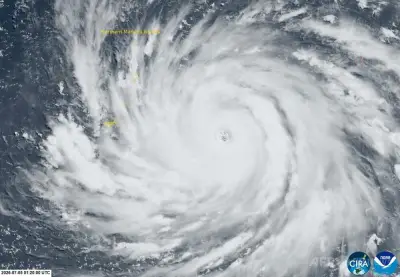台風9号「バービー」が米領ロタ島に上陸、壊滅的被害の恐れ 最大風速80m/s