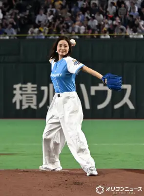 上戸彩、ドリームマッチ始球式で豪快ワインドアップ 原辰徳＆高橋由伸が空振り