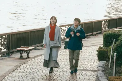 安田章大とのんが兄妹役『平行と垂直』新場面写真公開、結婚話で人生が動き出す