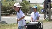 30年前におつかいを経験した女性が母に、息子をおつかいへ送る『はじめてのおつかい』親子2世代の物語