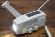スリコで見つけた！手回し式スマホ充電ラジオライト、防災3役が便利