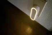 スリコのLEDライト付き虫対策音波器880円、薬剤不要で虫対策