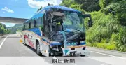 大分自動車道下り線由布市で企業従業員乗車の観光バス2台と乗用車3台が絡む追突事故、乗客12人と運転手搬送