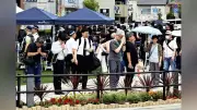 安倍元首相銃撃4年、現場献花台に約1000人悼む「風化感じる」声も