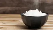 白米に大さじ1杯加えるだけで肥満予防？コンビニで買えるもち麦の効果