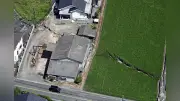 熊本地震、上空から見た被害：九州道断裂、イオンモール骨組み露出、熊本城石垣崩落