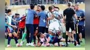 アルゼンチン、ラフプレーで自滅し連覇逃す 試合後の乱闘も
