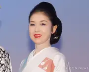 藤あや子、65歳で胸元ざっくりドレス姿にファン騒然「色気プンプン」