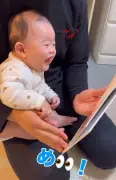 パパの絵本読み聞かせに生後3カ月赤ちゃんが大爆笑！ママだと笑わない理由