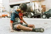 『バグダッド・メッシ』冒頭銃撃戦シーン公開、池上彰が解説