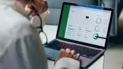 すぐ決められる人がうまくいく：ベゾスが語る意思決定に十分な情報量とは
