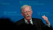イラン戦争長期化の理由と停戦破綻の真相 ボルトン氏が語る
