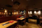 業務スーパーの焼肉食べ放題が週末5時間待ち、専属パティシエと18種ジェラートで話題