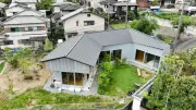 奈良の180坪訳あり物件に建つCの字ハウス、庭と一体化した理想の住まい【住人十色】