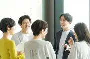 人が寄ってくる人の特徴と実践したい習慣｜周囲から愛される存在に