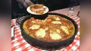 シカゴ名物ディープディッシュピザ、厚い生地と濃厚チーズが魅力 老舗ジーノズ・イーストを訪ねて