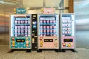 東京・丸の内に「ちいかわ」自動販売機登場、ぬいぐるみやフィギュアを購入可能