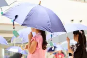子どもは大人より7度暑い！熱中症対策に日傘と飲める氷の重要性