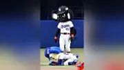中日に新マスコット「ブラックドアラ」誕生、大野雄大がアドバイス