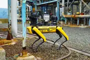 コスモ石油、四足歩行ロボット「Spot」で製油所のデジタル化推進へ
