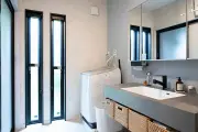 30代夫妻、施工費2367万円で83平米の平屋を建築。天井高3.5mとこたつロフトを実現