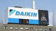 ダイキン、酷暑日40度以上対応の新表示を大阪の巨大看板で開始