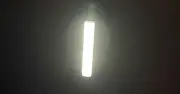 ダイソー330円「人感・明暗センサーLEDバーライト」が意外と便利！帰宅時や非常時に活躍
