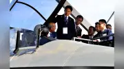 小泉防衛相、英航空ショーで講演「防衛生産で同志国ネットワーク構築」次期戦闘機レプリカ搭乗