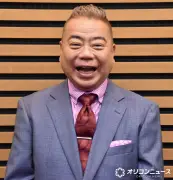 出川哲朗『充電旅』が台湾観光貢献賞を受賞、トロフィーショット公開