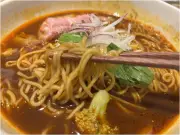デニーズ新作「スパイスラーメン」実食レビュー 魚介出汁とスパイスの絶妙ハーモニー