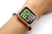 ドンキで1,290円のラインストーンカバーでApple Watch Series 5を華やかにリメイク