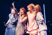 Dream Ami、デビュー24周年記念日にDreamメンバーと特別ライブ「ヒマワリ」熱唱