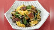 【読者会員限定】ウナギとニラの卵炒め：ニラとシメジ入り、10分・365kcal・塩分1.8g（2人分）