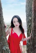 登山家・野口健の長女野口絵子、デジタル写真集『BEYOND THE PEAK』でしなやかな美ボディ披露 真っ赤なドレス姿に息をのむ美しさ