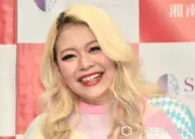 エルフ荒川、黒髪×裸眼ナチュラルメイクでイメチェン「10歳若く見える」と反響