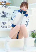 えなこ、ジャージ姿で美脚披露『近代麻雀』表紙＆巻頭グラビアに登場