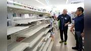 コンビニ大手ファミリーマート社長、熊本地震の被災店舗を視察 パンや水売り切れで供給網早期復旧を強調