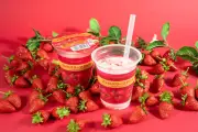 ファミリーマート、果肉たっぷり「ストロベリーフラッペ」7月7日発売 モナキキャンペーンも