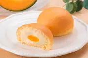 ファミリーマート×八天堂「冷やして食べる とろけるくりーむパン」茨城県産赤肉メロン登場