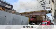 岡山市北区奉還町3丁目で建物火災、消防車13台が出動してJR岡山駅北西の商店街で一帯に白い煙が上がる