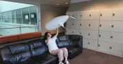 ペットみたいに愛でられる？ 風船のように浮かぶ魚型ロボット、慶応大学などの研究で話題